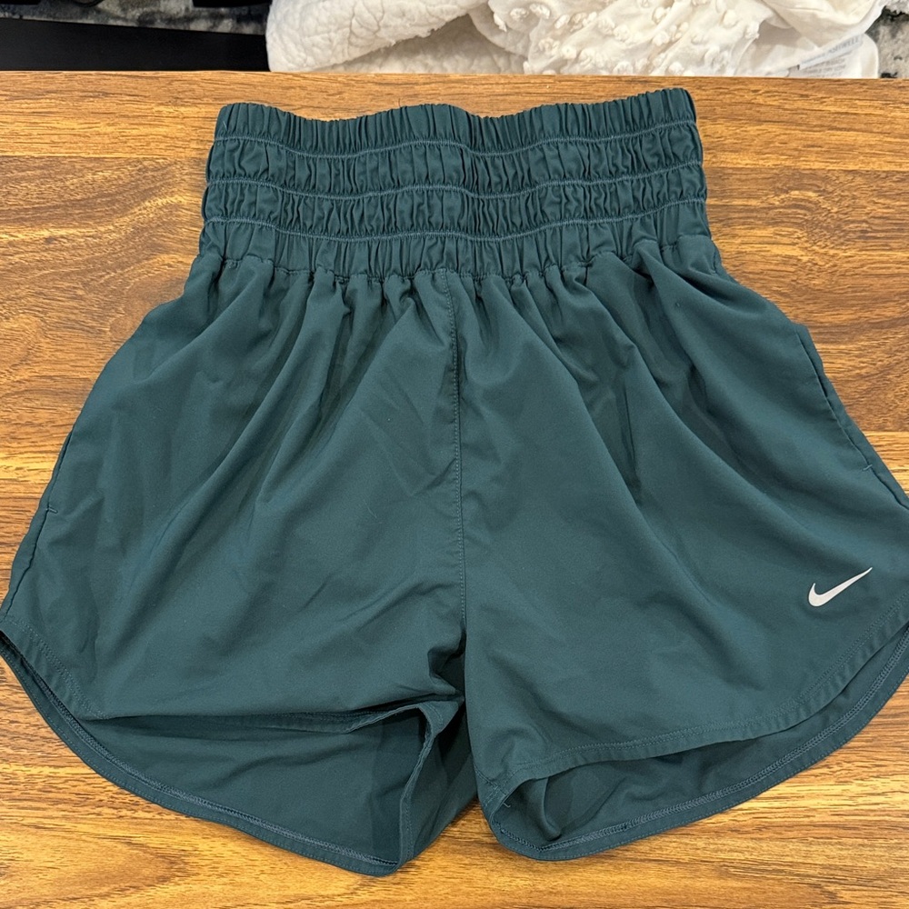 Nike One Ultra High-Waisted Green Shorts